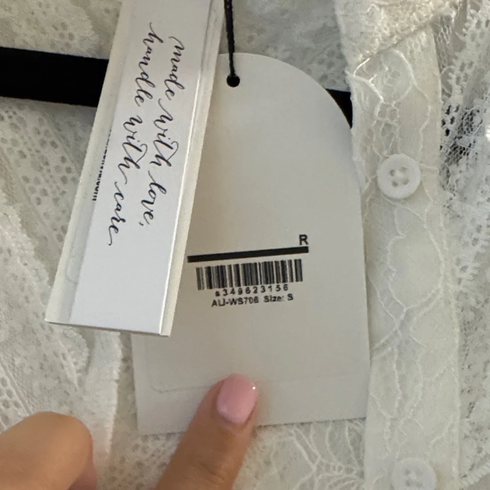 Rheba Lace Ruffle Sleeve Top in Off White
Alice + Olivia - Picture 5 of 5